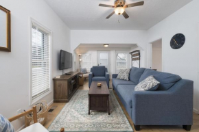 Barefoot Bungalow- pet friendly- close to beaches and town
